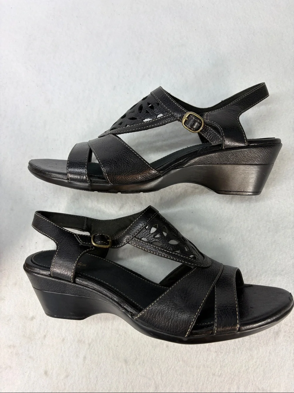 8W 8 wide Clarks Bendables Black Women's Wedge Slingback Sandals laser cut vamp